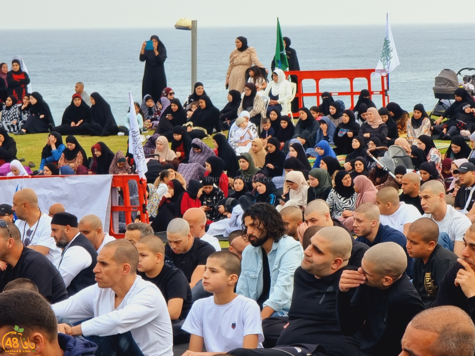  أهالي يافا يؤدون صلاة عيد الفطر في متنزه العجمي 